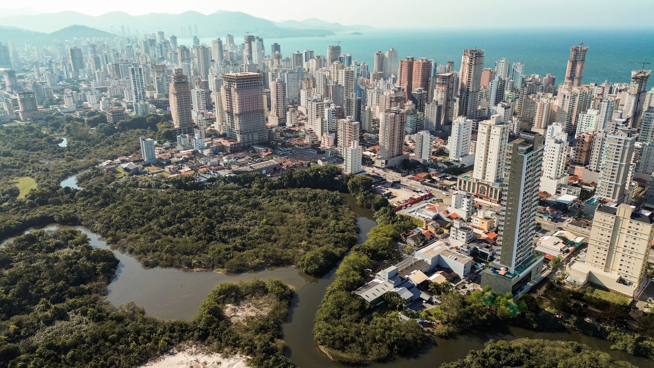 Vista aérea de Itapema com o Alipio Schirmann ao lado da Área de Preservação Permanente
